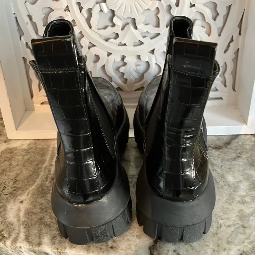 UO Eden Chelsea Boot Black Size 7 NEW